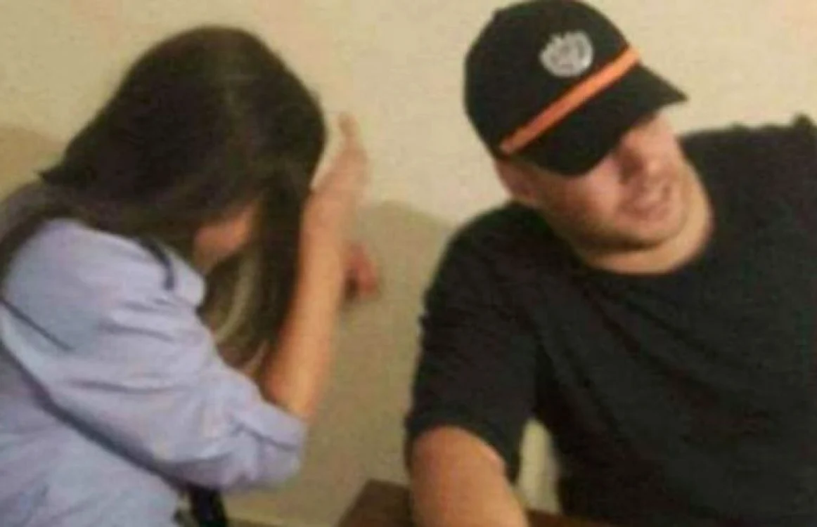 Tinerii s-au fotografiat cu sacoul şi cascheta, iar imaginile au fost distribuite apoi pe Facebook