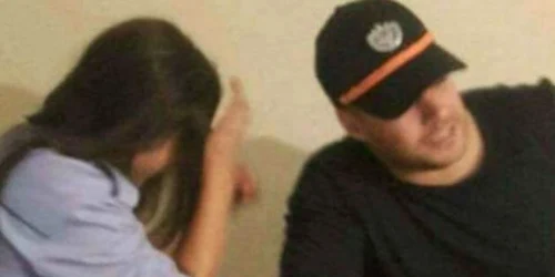 Tinerii s-au fotografiat cu sacoul şi cascheta