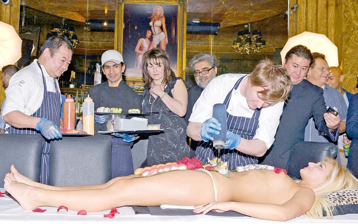 
    Mâncarea e  servită  de pe trupul  unui celebru  fotomodel britanic  