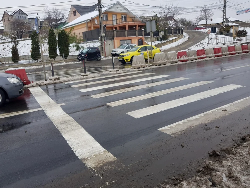 Iniţiatorii modificării legislative spun că realizarea unui iluminat adecvat pe timpul nopţii îmbunătăţeşte în mod cert siguranţa participanţilor la trafic