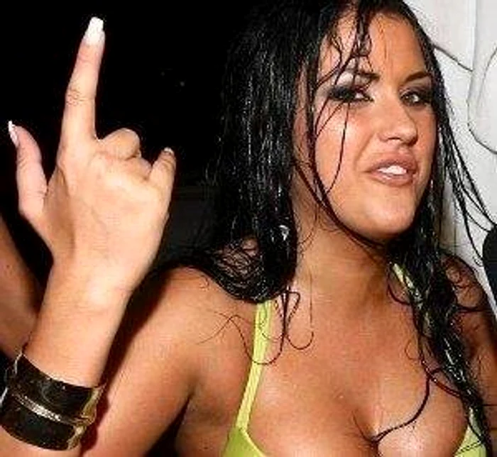 Costea a cuminţit-o pe Cruduţa, obişnuită cu petrecerile în cluburi şi cu alcoolul