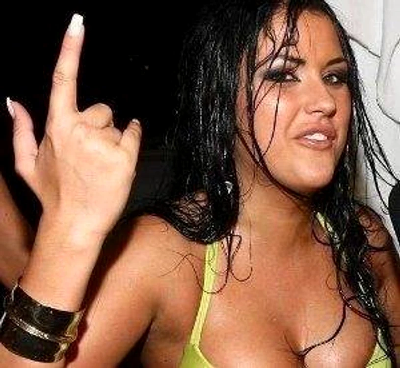 
    Costea a cuminţit-o pe Cruduţa, obişnuită cu petrecerile în cluburi şi cu alcoolul  