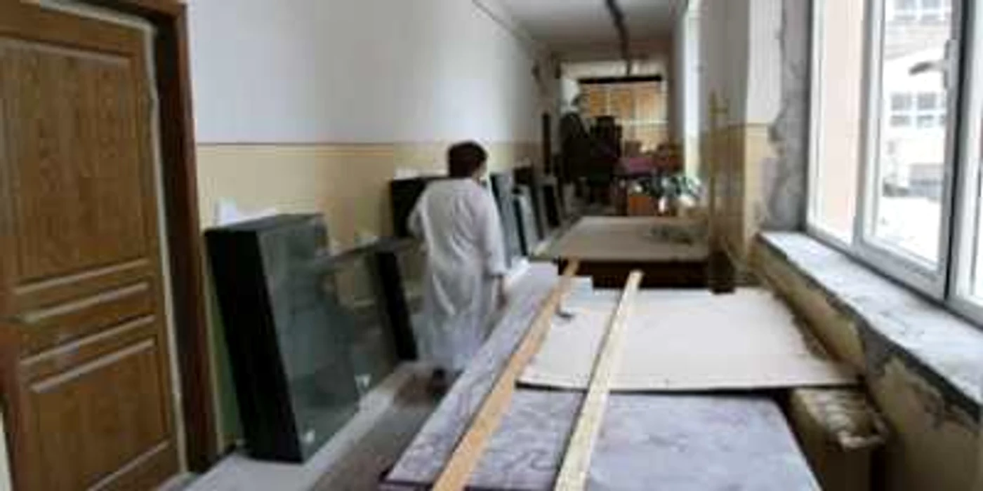 Iaşi: Elevii, aşteptaţi la ore în clase mizerabile