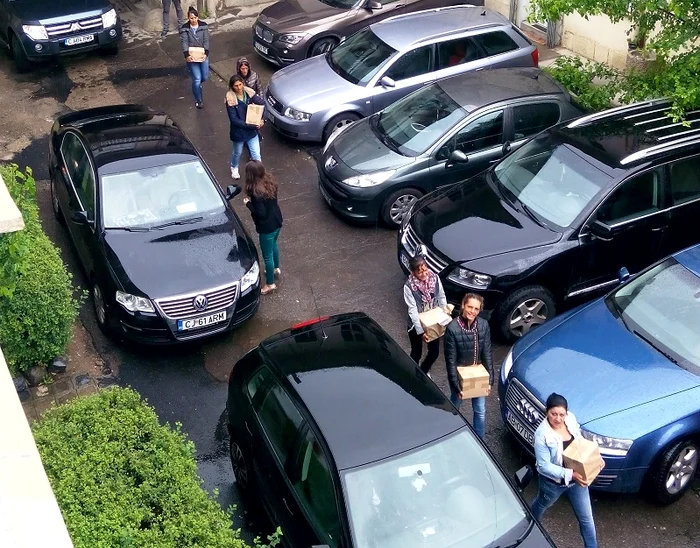 În șir indian, asistații cărau cutii pline cu pliante