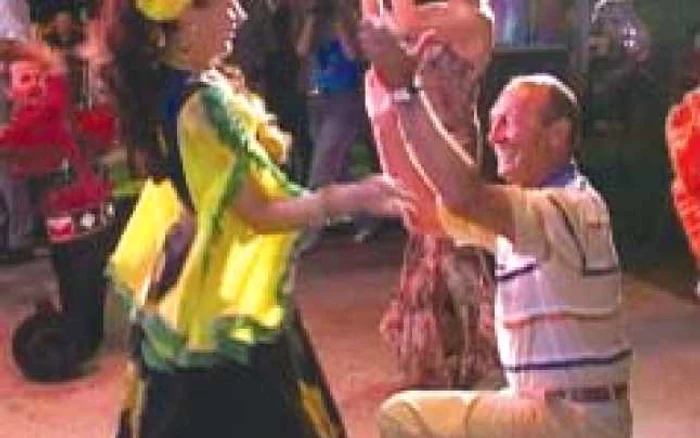 August 2005. Traian Băsescu nu se dă înapoi să danseze o geampara în public