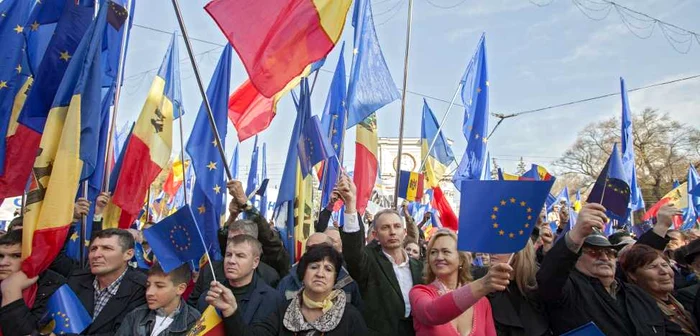 Sustinători ai vectorului pro-european al partidelor de guvernare au participat la mitingul din Piaţa Marii Adunări Naţionale, la Chişinău, 3 noiembrie 2013 FOTO Mediafax