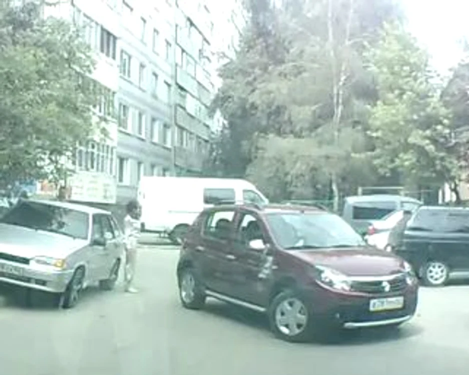 Şoferiţa îşi striveşte prietena cu maşina
