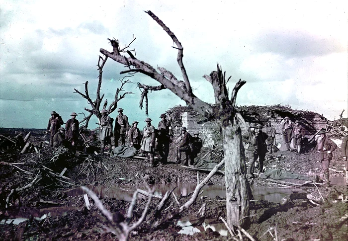 O fotografie color a soldaţilor Aliaţi pe câmpul de luptă, pe Frontul de Vest. Este una dintre primele rezultate ale experimentării fotografiilor color.