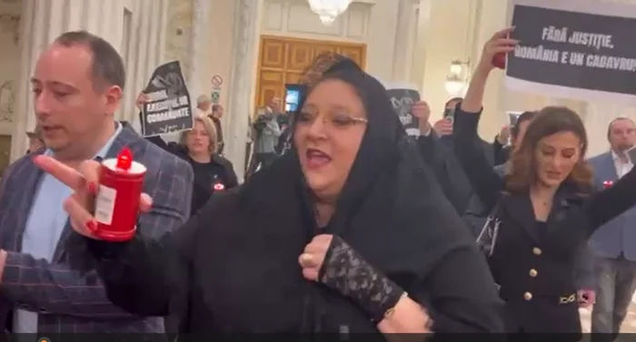 Diana Șoșoacă, în doliu la sediul CCR FOTO: captura video
