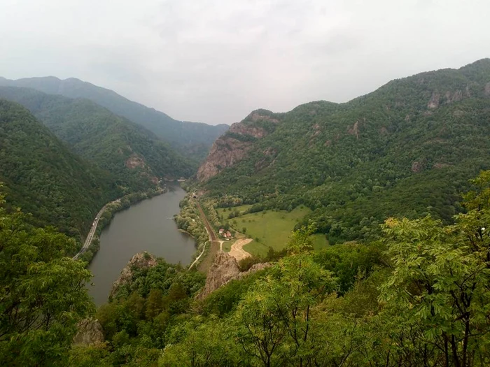 Parcul Naţional Cozia promovat de voluntari străini veniţi în România prin proiectul pe fonduri europene VolGreen Foto Mihai Rogojinaru