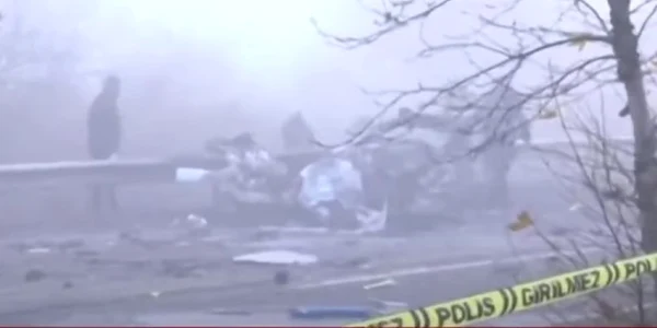 Opt polițiști turci au fost răniți după ce o bombă a explodat într o mașină parcată. Foto: Captură video YouTube