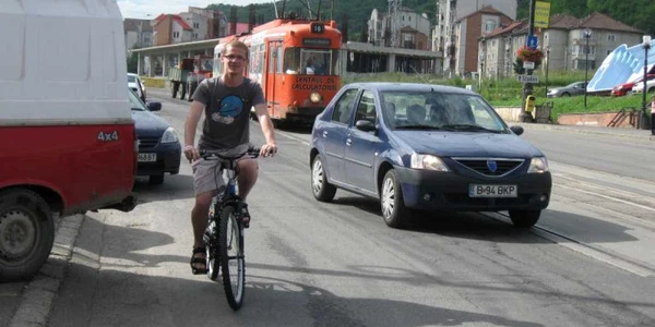 Bicicliștii sunt nemulțumiți că nu au pe unde să circule 