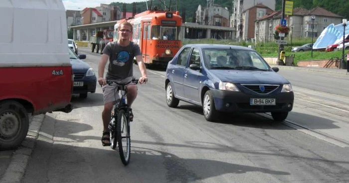 Bicicliștii sunt nemulțumiți că nu au pe unde să circule 