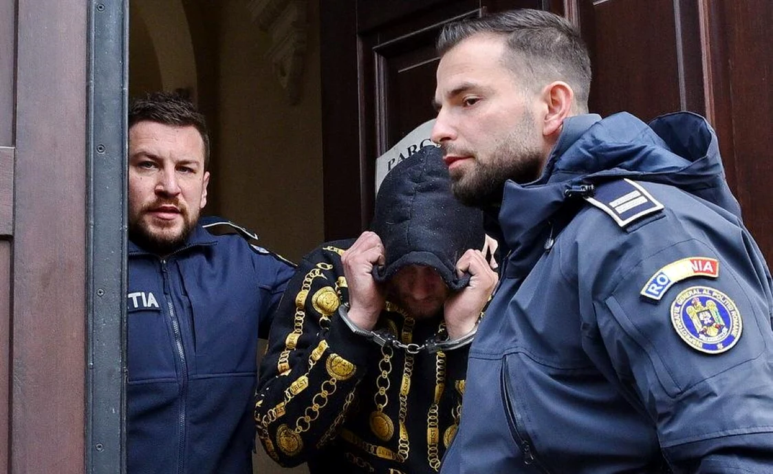 Criminalul a încercat să-şi ascundă chipul, la ieşirea de la tribunal. FOTO: Bihoreanul