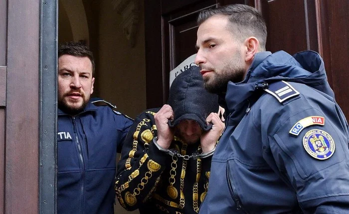 Criminalul a încercat să-şi ascundă chipul, la ieşirea de la tribunal. FOTO: Bihoreanul
