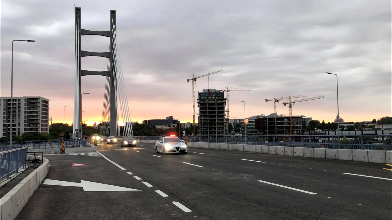Pasajul a fost inaugurat de o mașină a Poliției Rutiere