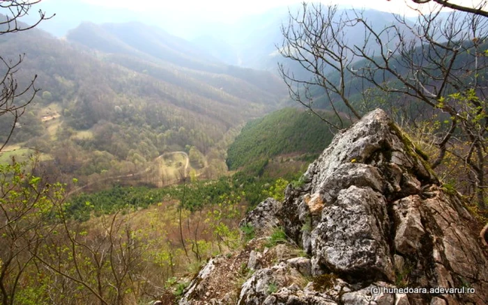 Colţul de stâncă de la Piatra Roşie. FOTO: Daniel Guţă. ADEVĂRUL.