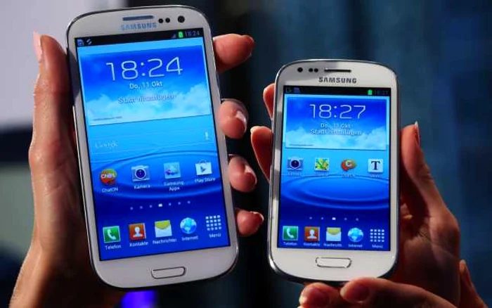 Samsung Galaxy S3 (stânga) a fost numit smartphone-ul anului FOTO Reuters