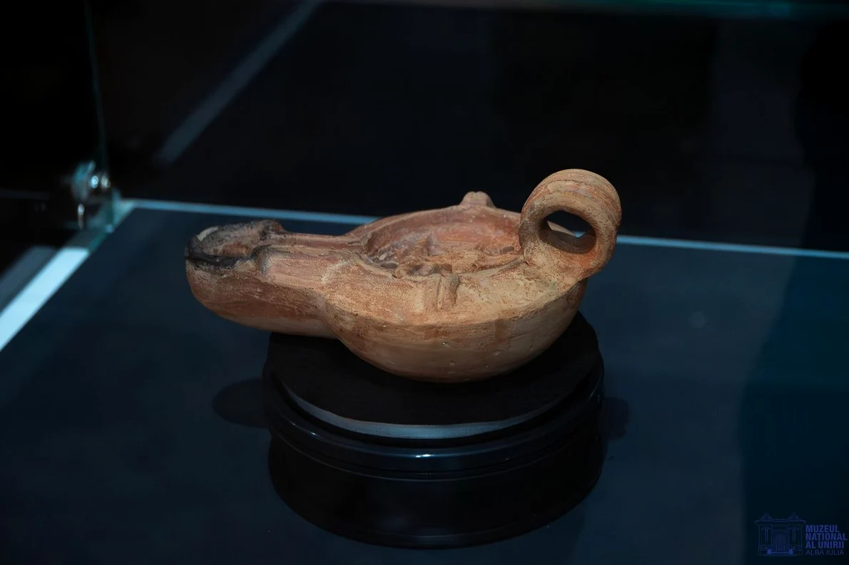 Opaiț roman decorat cu acvila imperială (© Muzeul Național al Unirii Alba Iulia)