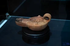 Opaiț roman decorat cu acvila imperială (© Muzeul Național al Unirii Alba Iulia)