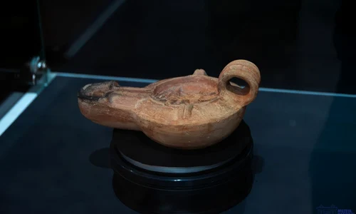Opaiț roman decorat cu acvila imperială (© Muzeul Național al Unirii Alba Iulia)