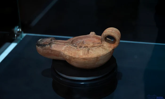 Opaiț roman decorat cu acvila imperială (© Muzeul Național al Unirii Alba Iulia)