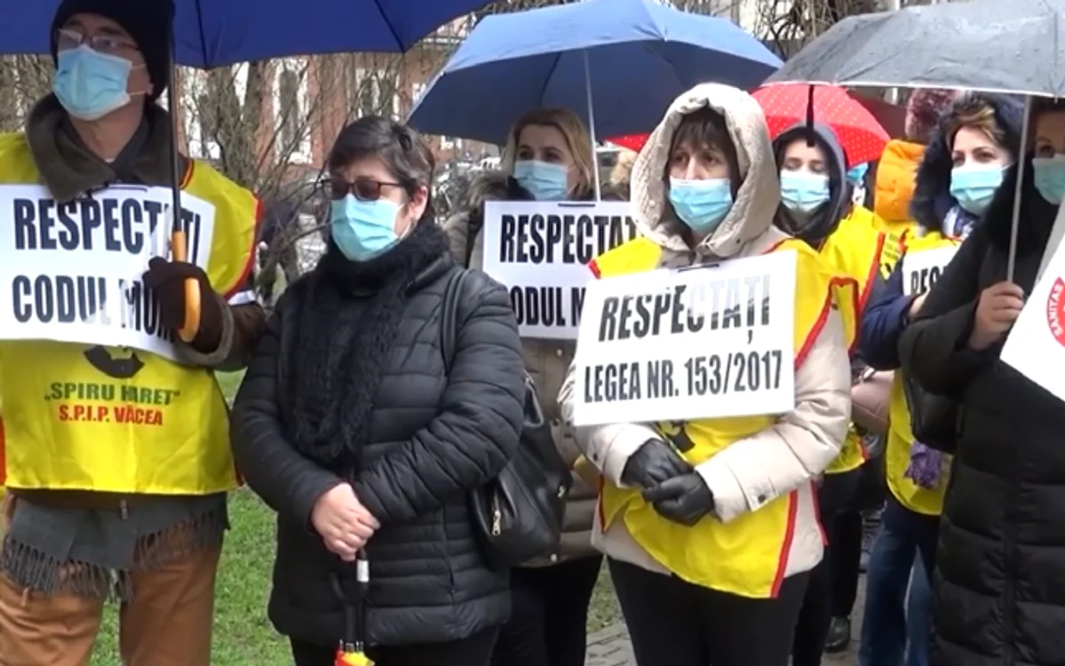 Pichetarea Prefecturii Vâlcea de către membrii sindicatelor din sănătate şi învăţământ din cauza îngheţării salariilor Foto Adevărul