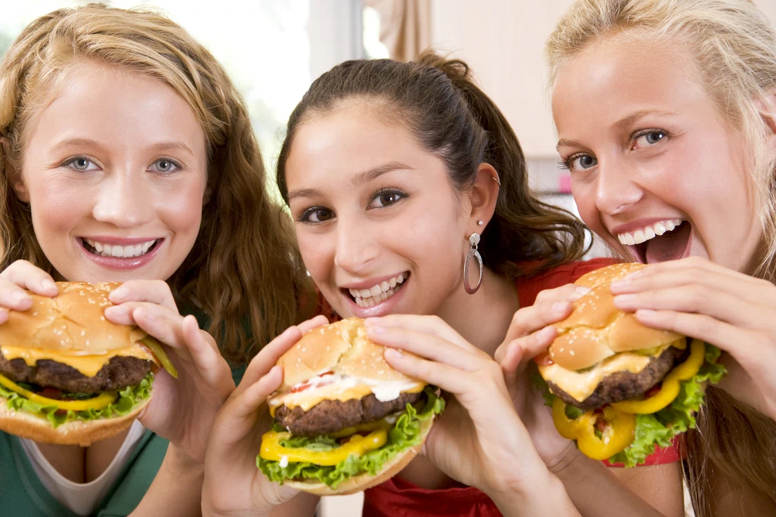 
    Carnea tocată din hamburgeri poate conține bacterii periculoasefoto: Shutterstock  
