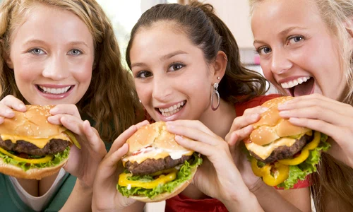 adolescente hamburger shutterstock 19236937 jpeg