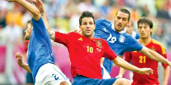 Cesc Fabregas (nr. 10) a înscris aseară, dar Spania n-a reuşit să se impună în faţa Italiei