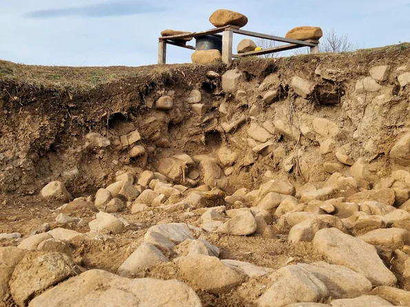 Descoperiri arheologice pe platoul „Dumbravă” (© Facebook / Muzeul Vrancei)