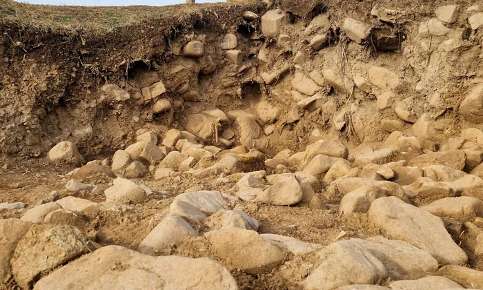Descoperiri arheologice pe platoul „Dumbravă” (© Facebook / Muzeul Vrancei)