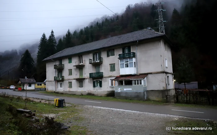Bloc din Băița Plai, învecinat cu poarta minei de uraniu. Foto: Daniel Guță. ADEVĂRUL