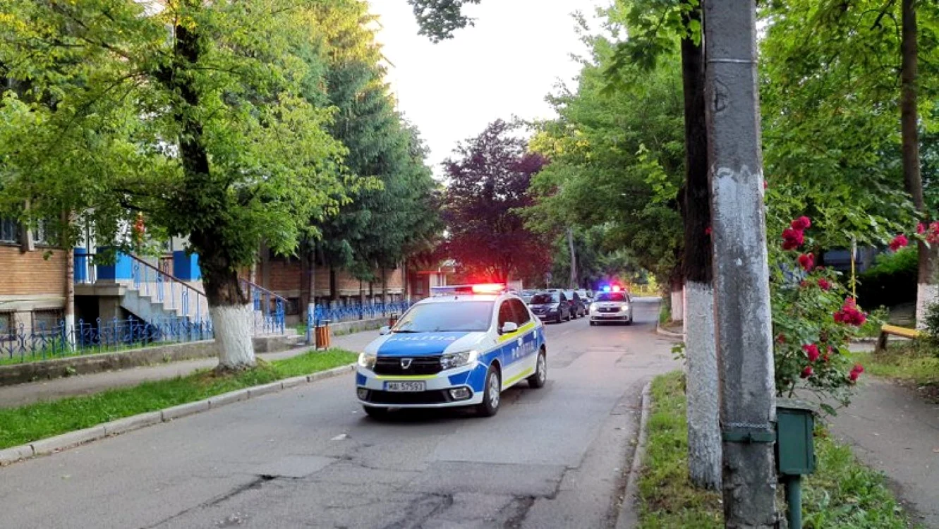 Tânărul a fost prins în propria maşină