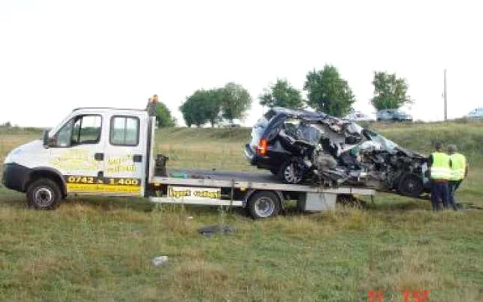 Oradea: O femeie a intrat cu Loganul sub un tren Intercity