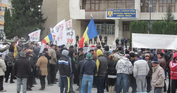Locuitorii din Pungeşti au protestat şi în faţa Prefecturii Vaslui FOTO: Ionuţ Balaban