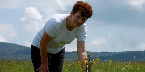 Silvia Crişan a plantat deja nucii în primăvara aceasta