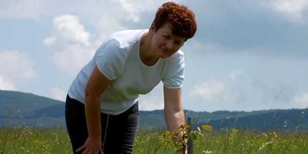 Silvia Crişan a plantat deja nucii în primăvara aceasta