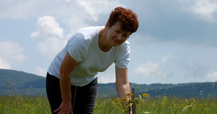 Silvia Crişan a plantat deja nucii în primăvara aceasta