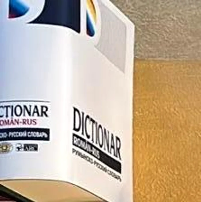 Dicționar roman-rus găsit la percheziții. Foto: amator