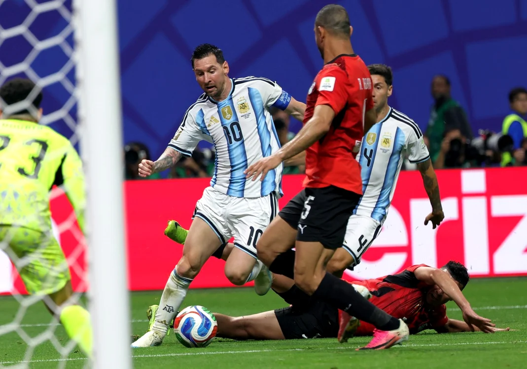 Egiptenii n-au izbutit să-l blocheze pe Messi în ultimele zece minute ale meciului (Foto: EPAImages)