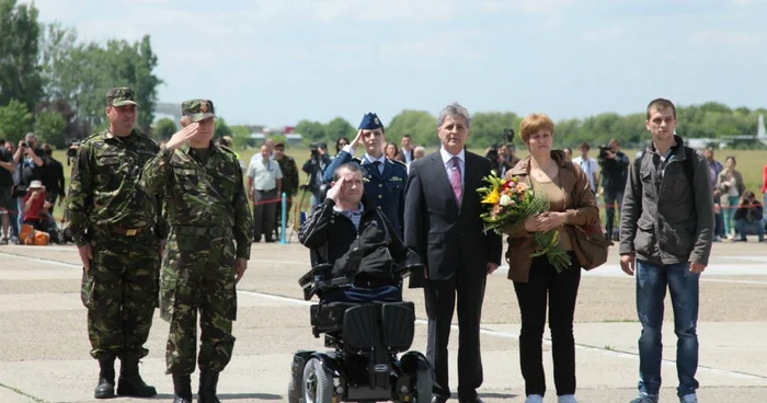 Florinel Enache şi familia sa primiţi pe aeroport cu onoruri militare