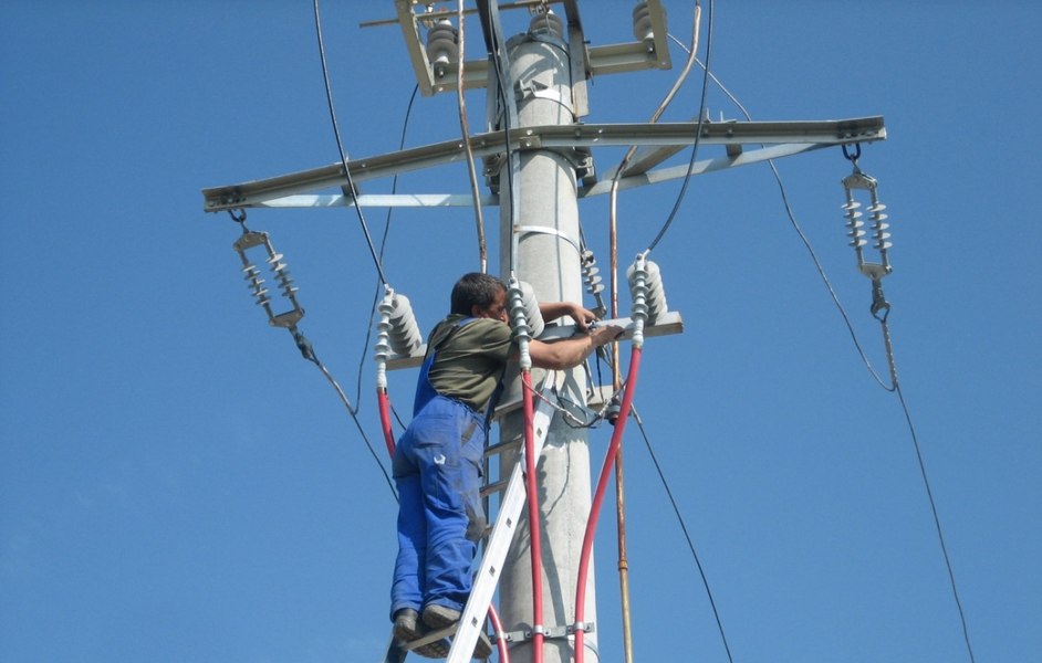 Peste 3.000 de consumatori din județul Prahova, fără electricitate din cauza vijeliilor. Copaci doborâţi de vânt în 3 localităţi