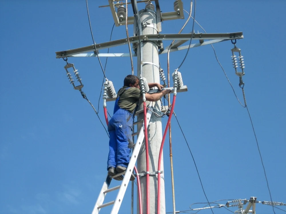 Tânărul efectua verificări la reţeaua electrică şi s-a electrocutat                                         FOTO: Arhivă