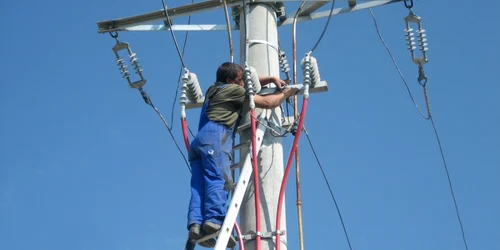 deranjamente energie electrica reparatii stalpi inalta tensiune