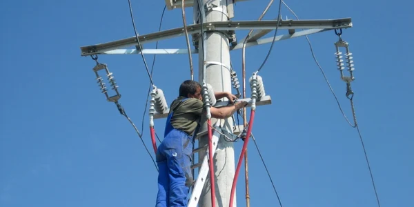 deranjamente energie electrica reparatii stalpi inalta tensiune