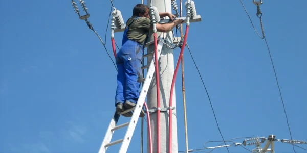 deranjamente energie electrica reparatii stalpi inalta tensiune