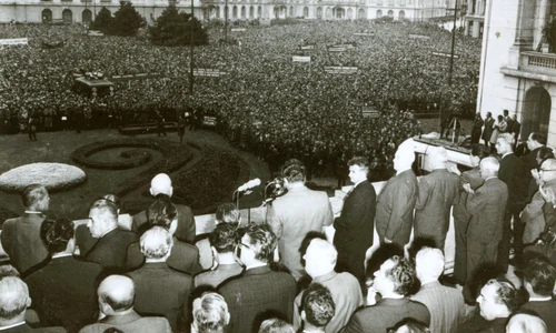 Adunarea populaţiei din Capitală, în Piaţa Palatului Republicii, în prezenţa conducătorilor de partid şi de stat, aflaţi la balconul sediului C.C. al P.C.R., în legătură cu poziţia P.C.R. faţă de evenimentele din Cehoslovacia (© „Fototeca online a co