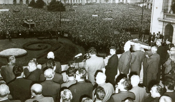 Adunarea populaţiei din Capitală, în Piaţa Palatului Republicii, în prezenţa conducătorilor de partid şi de stat, aflaţi la balconul sediului C.C. al P.C.R., în legătură cu poziţia P.C.R. faţă de evenimentele din Cehoslovacia (© „Fototeca online a co