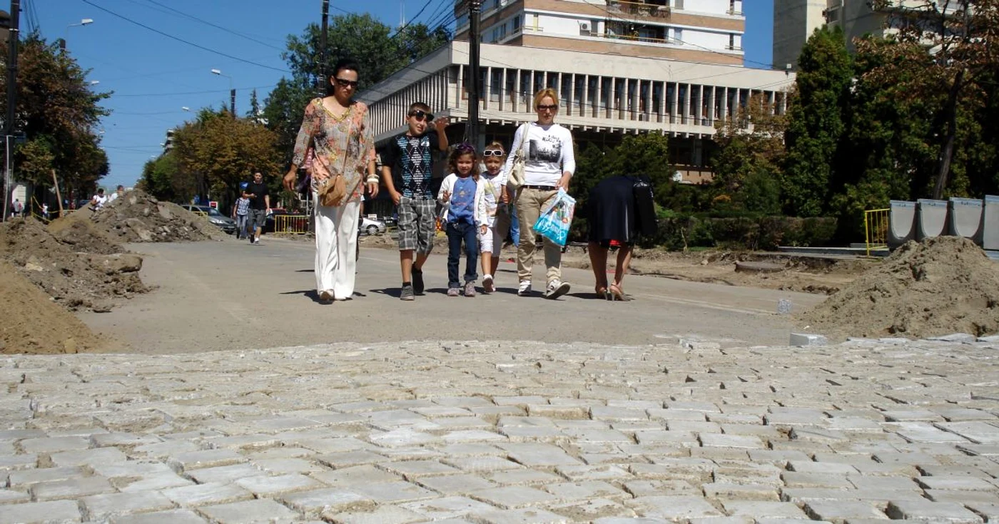 Probe la montarea pieteri cubice de pe Ştefan cel Mare